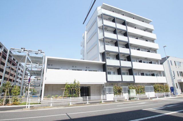 【建物外観】　京急本線「鶴見市場駅」徒歩4分のマンションです。