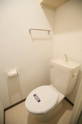 【トイレ】　個室タイプのトイレです。