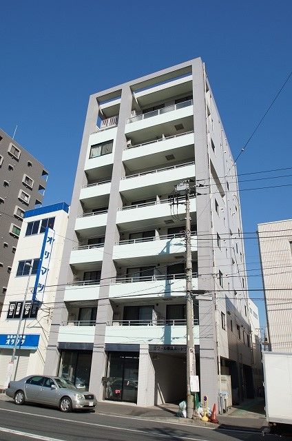 【建物外観】　横浜駅徒歩圏内のマンションです。