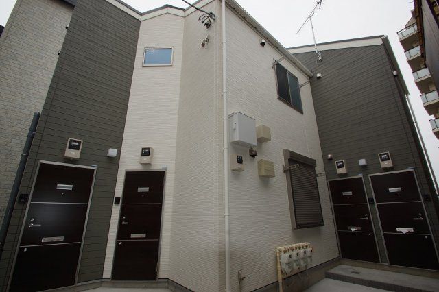 【建物外観】　京浜急行線「雑色駅」徒歩11分の築浅アパートです。