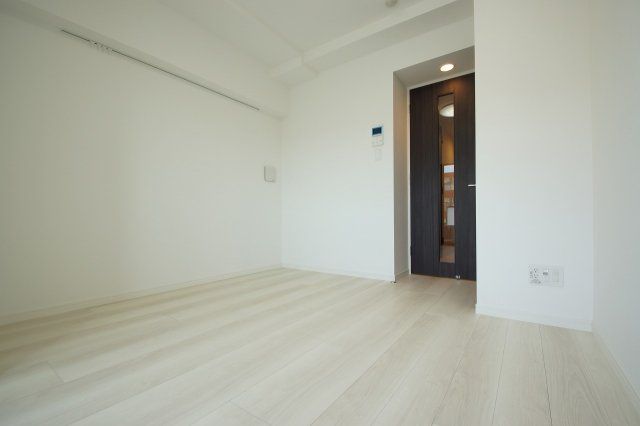 【寝室】　落ち着いた色の床材を使用したお部屋です