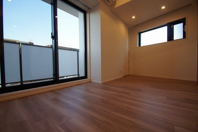 【居間・リビング】　落ち着いた質感の床材を使用した居住空間です。