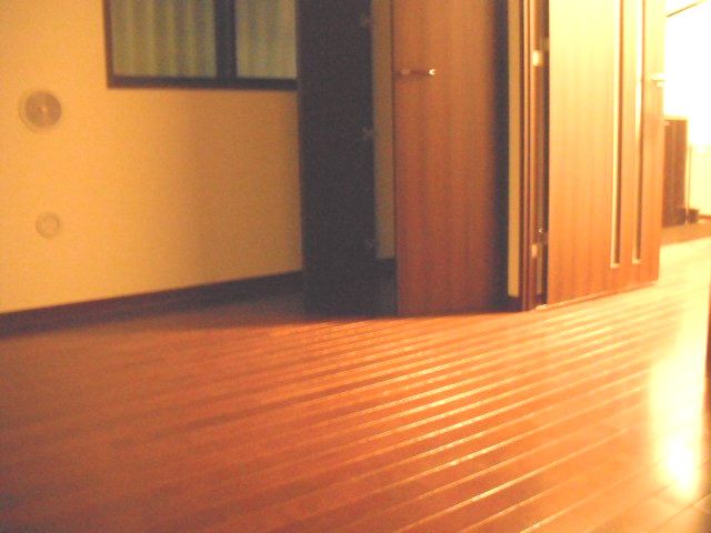 【寝室】　2面採光のお部屋です。