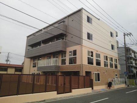 【建物外観】　横須賀線「新川崎駅」徒歩圏内のネット無料築浅マンションです。