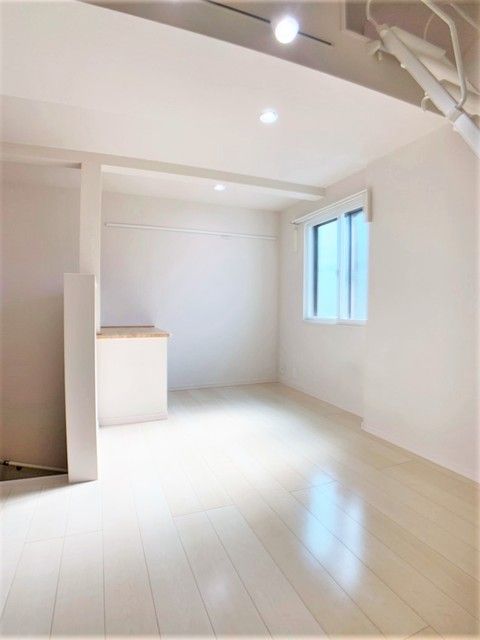【居間・リビング】　明るい床材を使用した居住スペース