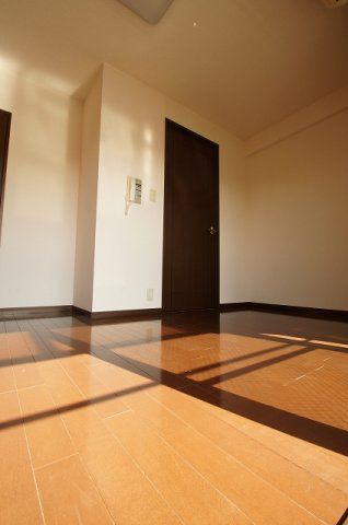 【寝室】　「落ち着いた色の床材を使用したお部屋です」