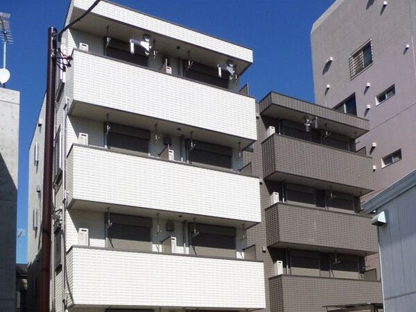 【建物外観】　京浜急行「京急鶴見駅」徒歩4分のマンションです。