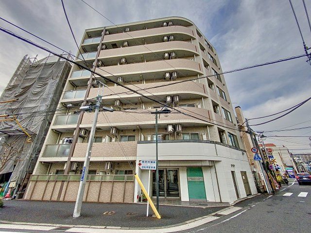 【建物外観】　鶴見市場駅から徒歩１分の便利な駅近マンションですよ。