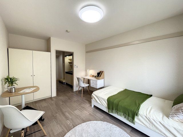 【寝室】　明るい居室スペース