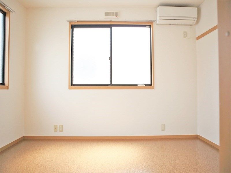 【居間・リビング】　２面窓の明るいお部屋です。