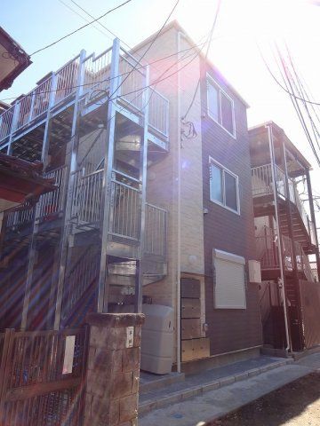 【建物外観】　京急本線「生麦駅」徒歩2分のアパートです。