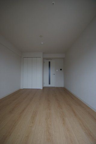 【寝室】　「落ちついた色合いの床材を使用した居室です」
