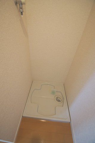 【その他設備】　防水パン付の室内洗濯機置場あります。