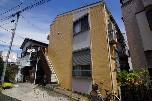 【建物外観】　子安駅も利用可能のアパートです。