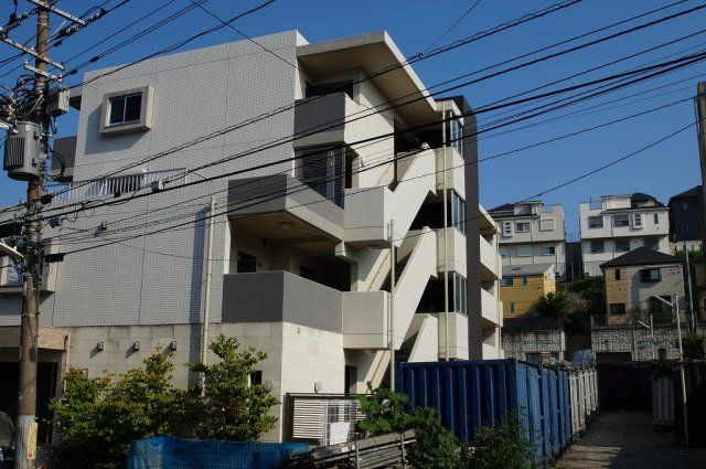 【建物外観】　妙蓮寺駅徒歩圏内のマンションです。