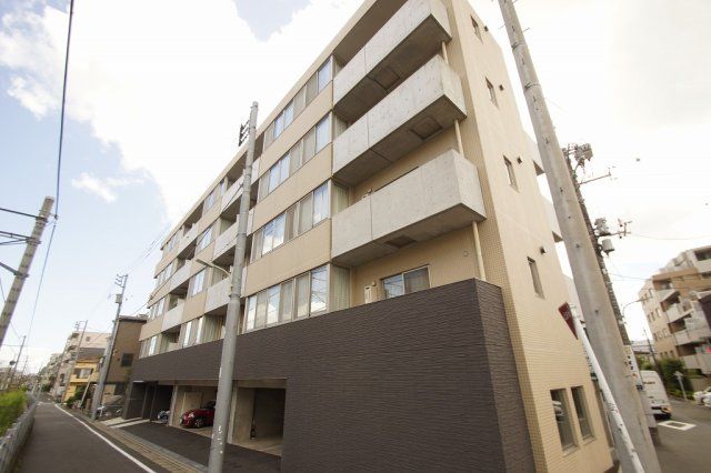 【建物外観】　京急多摩川線「鵜の木」徒歩6分のマンションです。