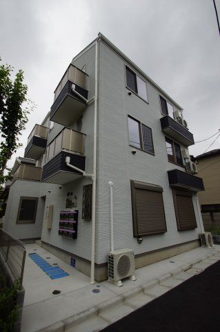 【建物外観】　オートロックのあるアパートです。
