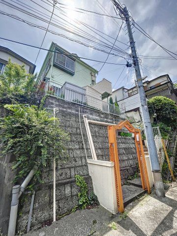 【建物外観】　横浜市ブルーライン「上大岡駅」徒歩11分のアパートです。