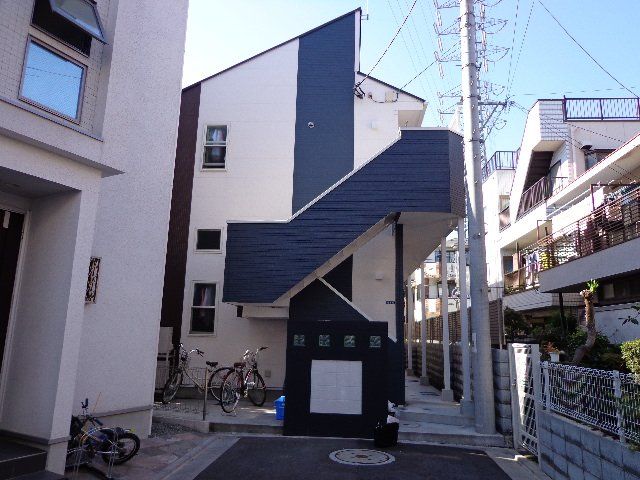 【建物外観】　横須賀線「新川崎駅」徒歩13分のアパートです。