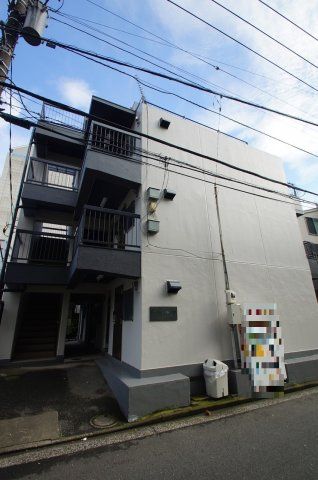【建物外観】　JR「横浜」駅より徒歩9分のマンションです。