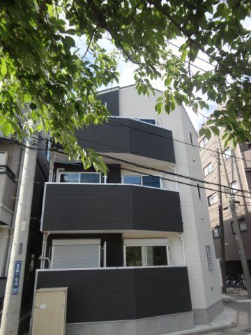 【建物外観】　京浜急行線「南太田」駅より徒歩3分の駅近アパートです。