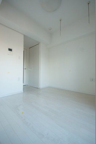 【寝室】　優しい色合いの床材を使用した居住空間