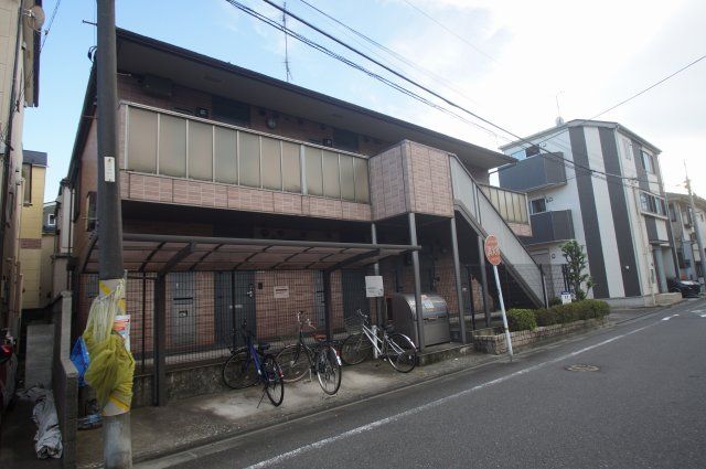 【建物外観】　南武線「鹿島田駅」徒歩19分のアパートです。