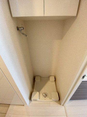 【その他設備】　防水パン付きの室内洗濯機置き場