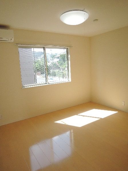 【居間・リビング】　「優しい色合いの床材を使用した居住空間」