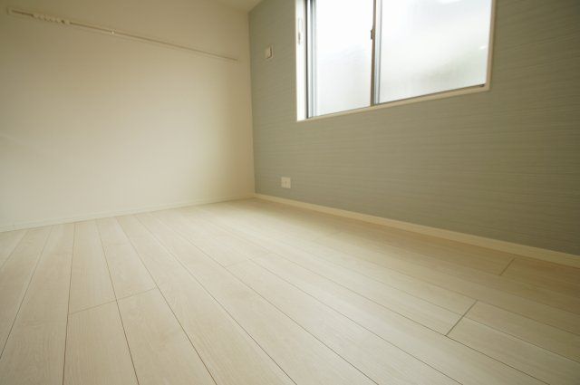 【寝室】　優しい色合いの床材を使用した居住空間