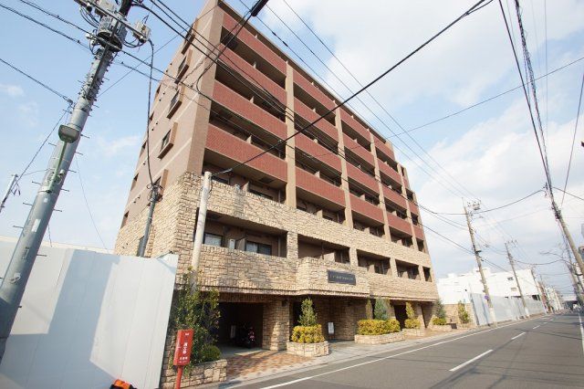 【建物外観】　武蔵新田駅徒歩7分の駅近マンションです。