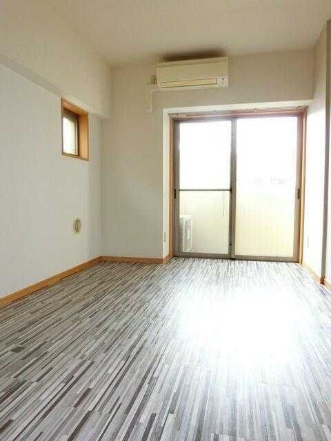 【居間・リビング】　明るい色の床材を使用したお部屋です。
