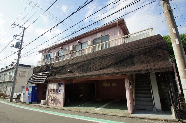 【建物外観】　「三ツ沢下町」駅より徒歩５分の駅近マンションです。
