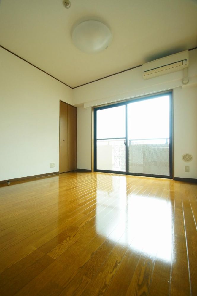 【居間・リビング】　落ち着いた色合いの床材を使用した居住空間