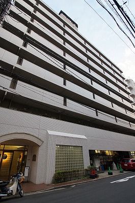 【建物外観】　横浜駅より徒歩８分の好立地の分譲賃貸マンションです。