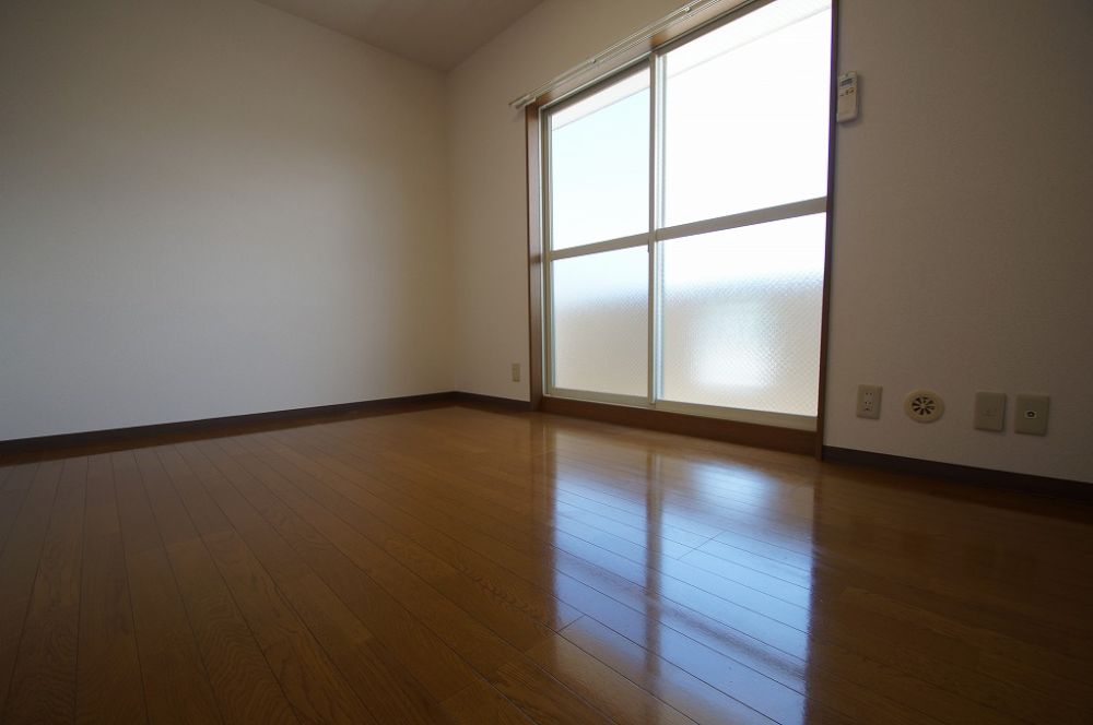 【居間・リビング】　「落ち着いた色合いの床材を使用した居住空間」