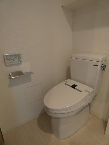 【トイレ】　温水洗浄便座つきトイレです。