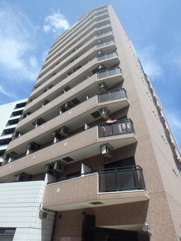 【建物外観】　JR東海道本線「川崎」駅より徒歩6分のマンションです。