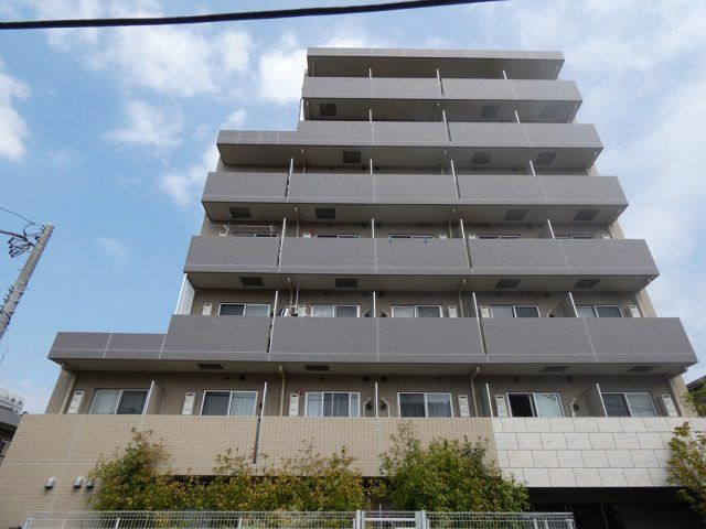 【建物外観】　京急本線「八丁畷駅」徒歩9分のマンションです。