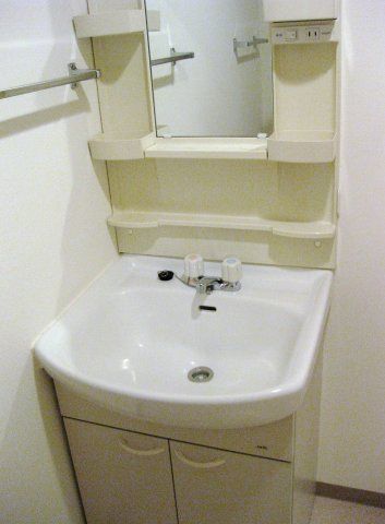 【洗面所】　日々の生活に便利な「独立洗面台」あります。