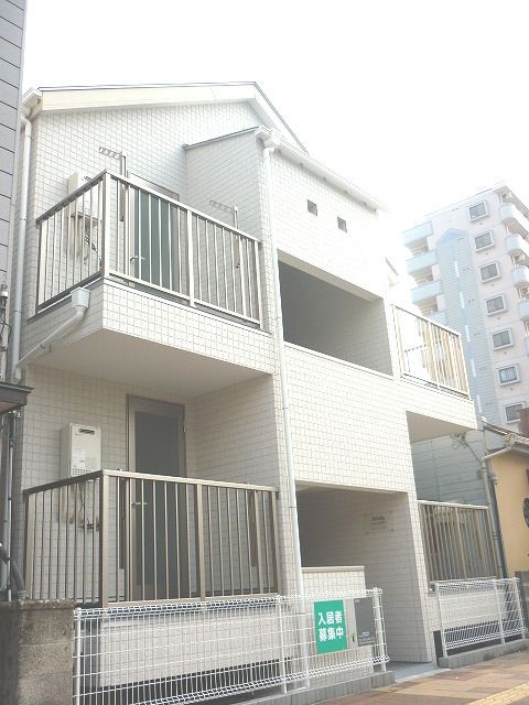 【建物外観】　神奈川新町駅徒歩4分の駅近アパートです。