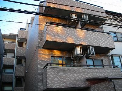 【建物外観】　京急本線「八丁畷駅」徒歩2分のマンションです。