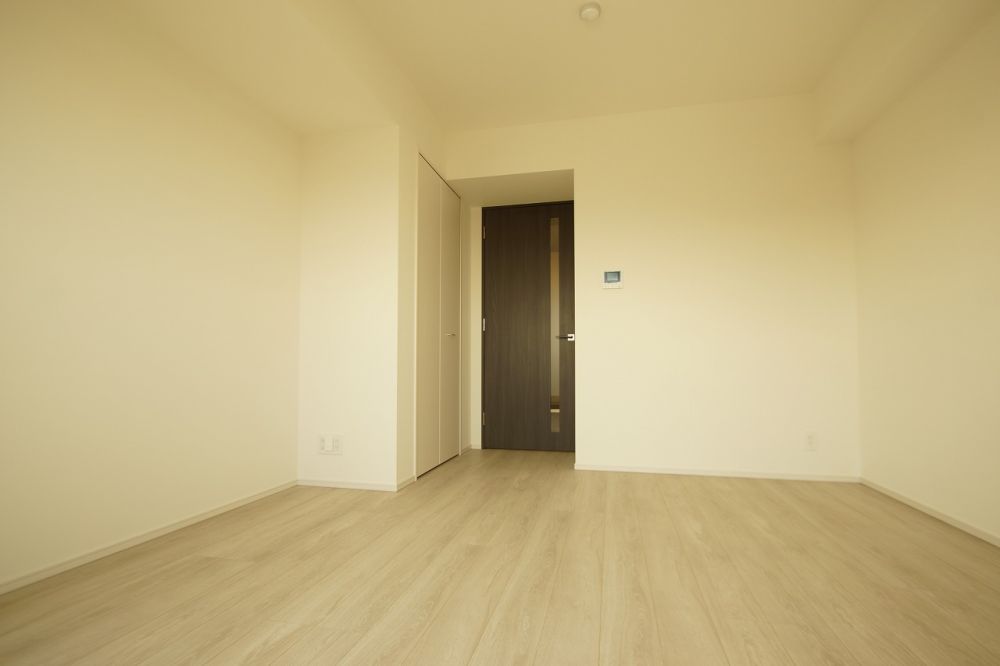【寝室】　清潔感あふれる床材を使用した居室です 
