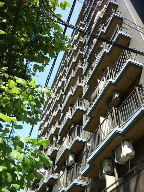 【建物外観】　横浜駅徒歩１１分の分譲賃貸マンションです。