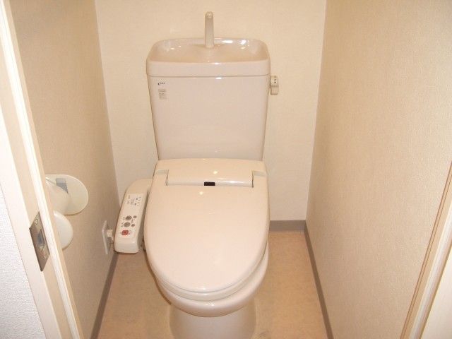 【トイレ】　温水洗浄便座です。