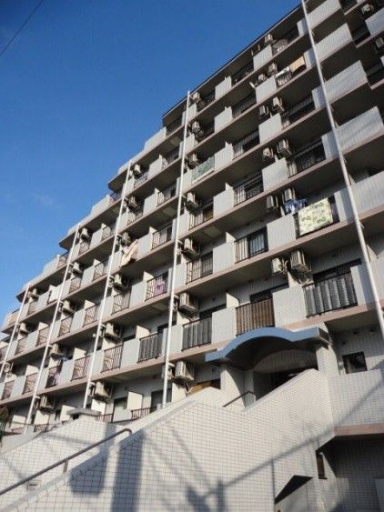 【建物外観】　JR横須賀線「保土ヶ谷」駅より徒歩8分のマンションです。