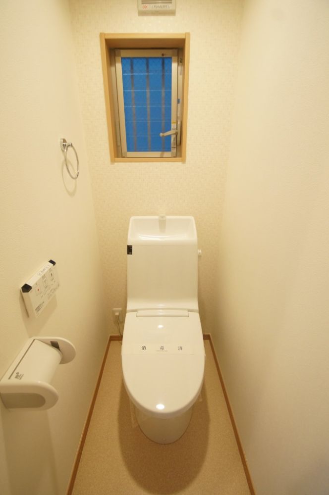 【トイレ】　「温水洗浄便座」トイレに窓あります。