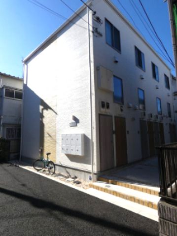 【建物外観】　京急本線「梅屋敷」駅より徒歩６分の築浅アパートです。