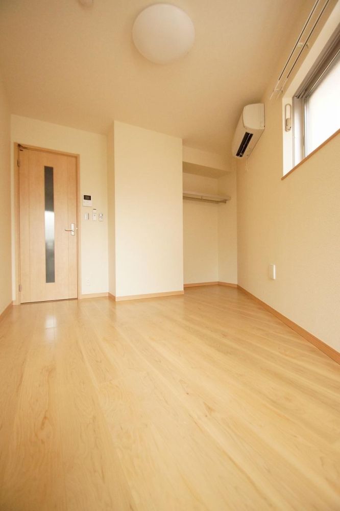 【寝室】　明るい色の床材を使用したお部屋です