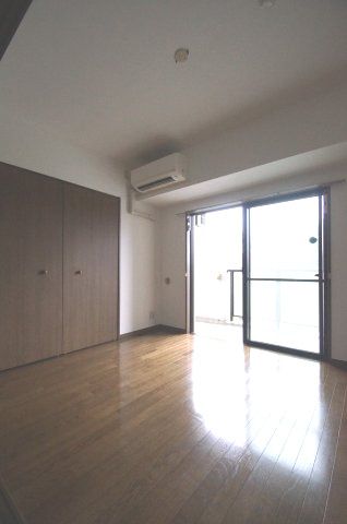 【居間・リビング】　落ち着いた色の床材を使用したお部屋です。